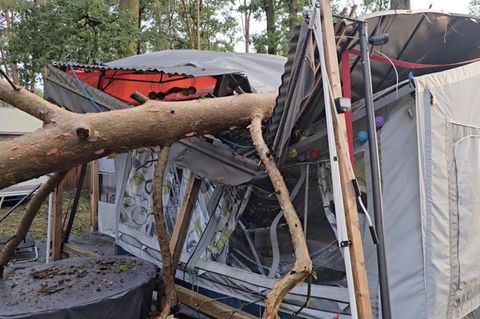 Ein Baum stürzt auf ein Zelt auf einem Campingplatz in Sachsen-Anhalt
