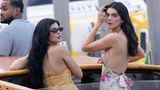 Kylie Jenner und Kendall Jenner im Wassertaxi