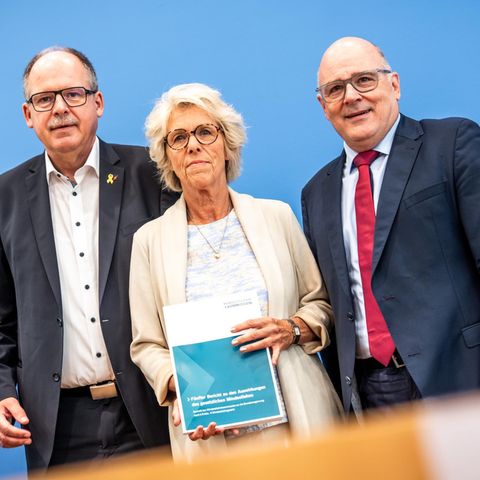 Christiane Schönefeld (m.) ist die Vorsitzende der Mindestlohnkommission, die eine Empfehlung für die Politik ausspricht