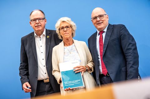 Christiane Schönefeld (m.) ist die Vorsitzende der Mindestlohnkommission, die eine Empfehlung für die Politik ausspricht