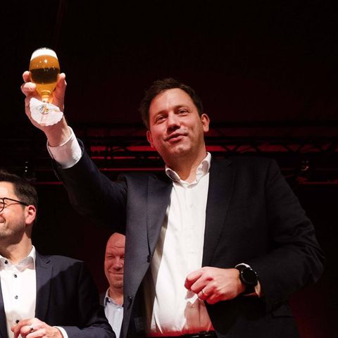 SPD-Chef Lars Klingbeil mit Bier in der Hand: Der Mindestlohn wird steigen