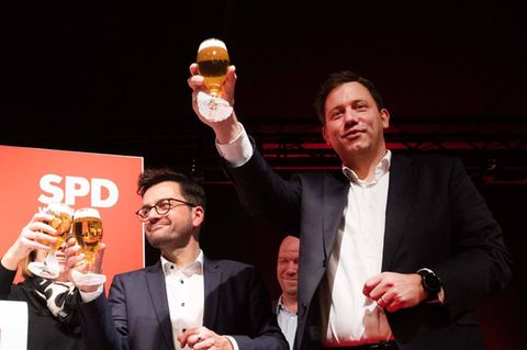 SPD-Chef Lars Klingbeil mit Bier in der Hand: Der Mindestlohn wird steigen