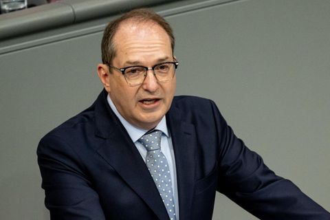 Bundesinnenminister Alexander Dobrindt hält seine Rede zum Familiennachzug im Bundestag