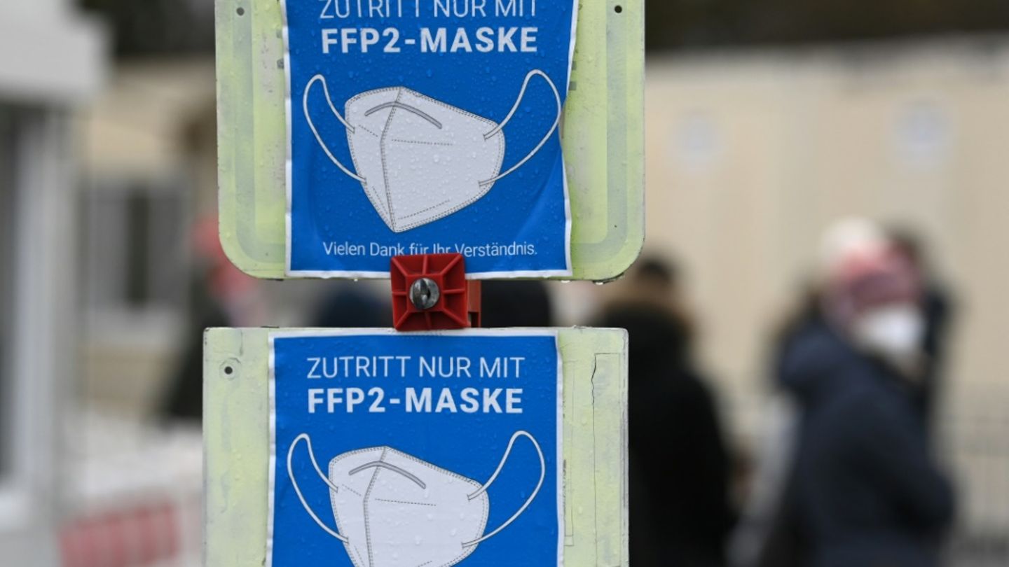 Schilder vor einem Testzentrum während der Pandemie