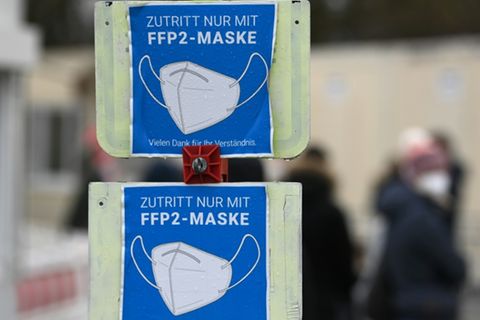 Schilder vor einem Testzentrum während der Pandemie
