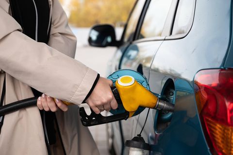 Tankdeckel Frau Auto Tanken