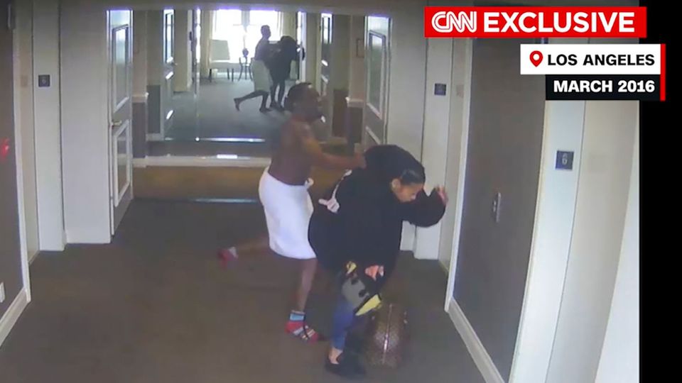 Diddy mit einem Handtuch um die Hüften und auf Socken verprügelt seine Freundin