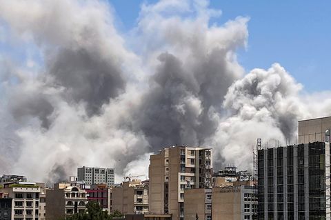 Rauch steigt über Teheran auf, nachdem Israel am 23. Juni das Evin-Gefängnis aus der Luft angegriffen hat