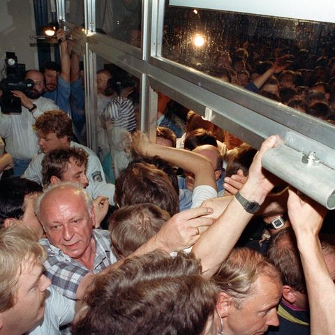 Monetary Union: rush in front of a Berlin banking center on July 1, 1990