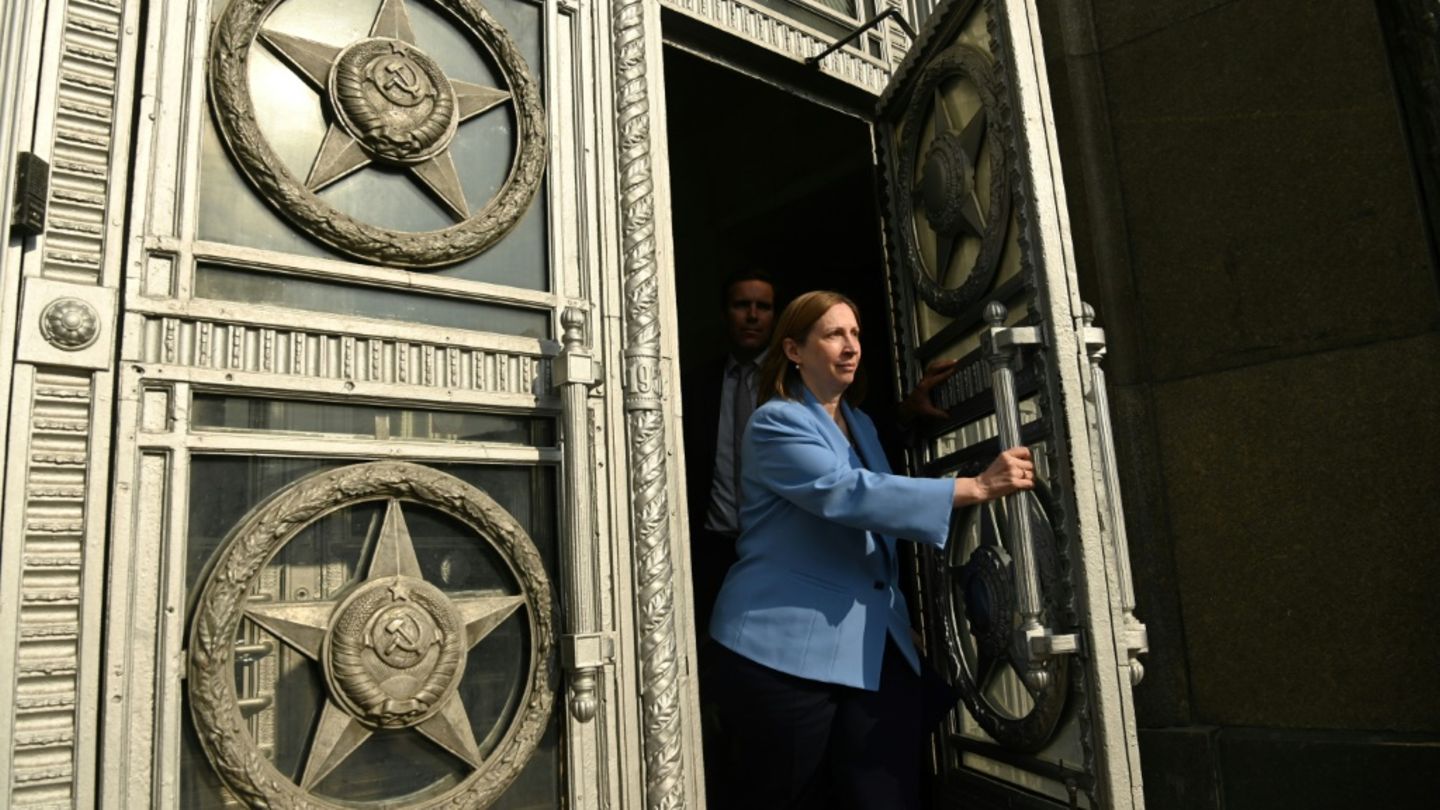 Lynne Tracy im April 2023 in Moskau