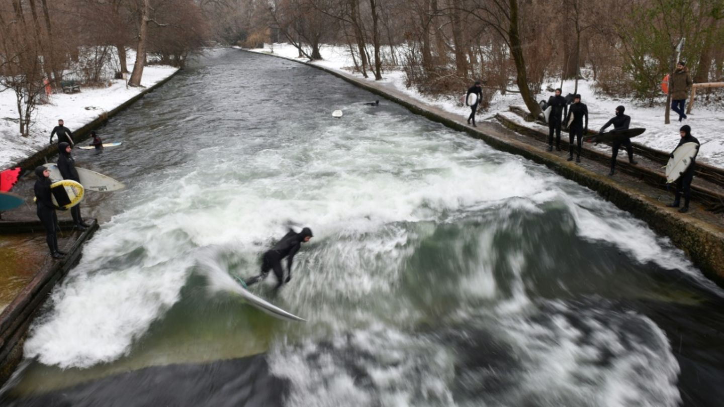 Surfer auf Eisbachwelle im Winter
