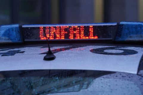 Bei dem Verkehrsunfall in Hamburg-Billstedt wurden zwei Menschen verletzt. Zahlreiche Gaffer begleiteten die Rettungsarbeiten
