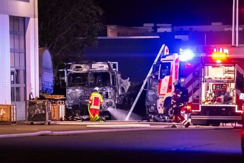 Feuerwehr löscht Brand nach Brandanschlag auf Bundeswehrfahrzeuge
