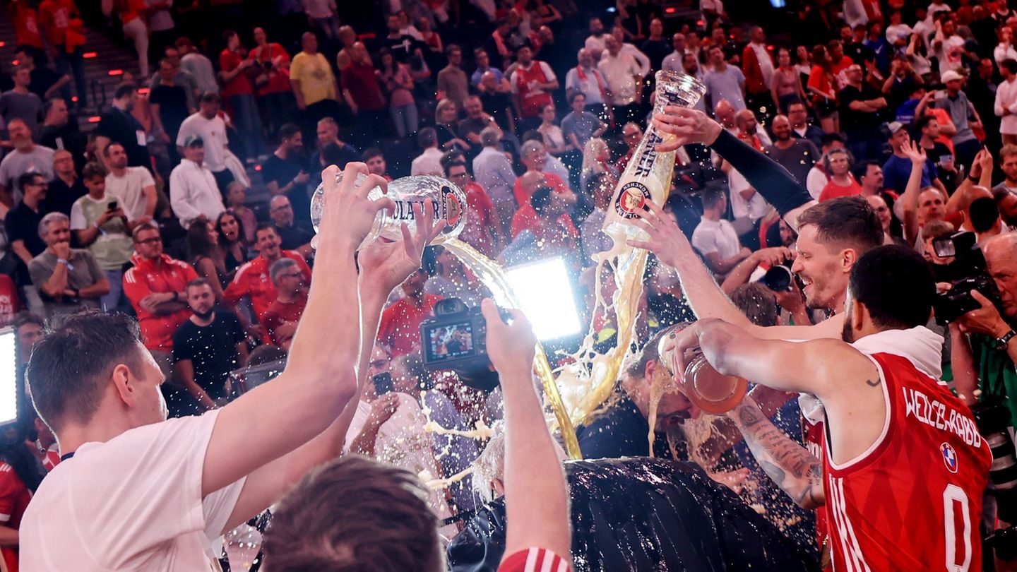Master title for Munich: beer, cigars, violets: Bavaria celebrate basketball triumph