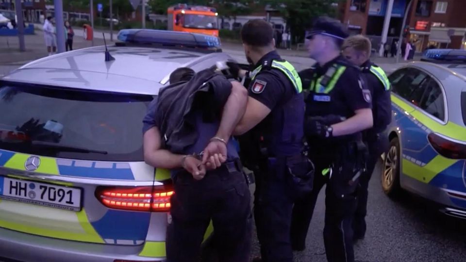 Unfall-Gaffer bedrängt Polizei – und landet in Handschellen Unfall-Gaffer wird in Handschellen abgeführt