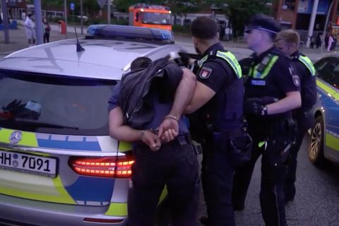 Unfall-Gaffer wird in Handschellen abgeführt