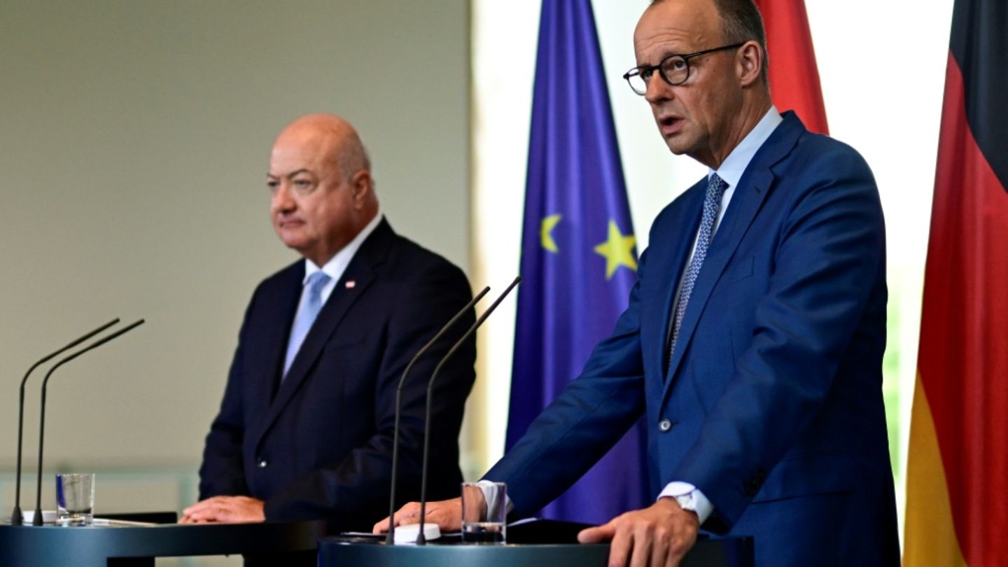Friedrich Merz (r.)