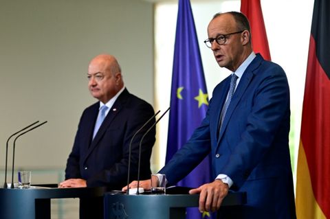 Friedrich Merz (r.)