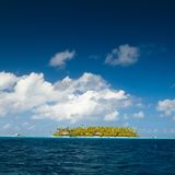 Gelegen im Rangiroa, dem größten Atoll des Tuamotu-Archipels. Knapp vier Hektar groß, Verhandlungsbasis: 1,9 Millionen Euro