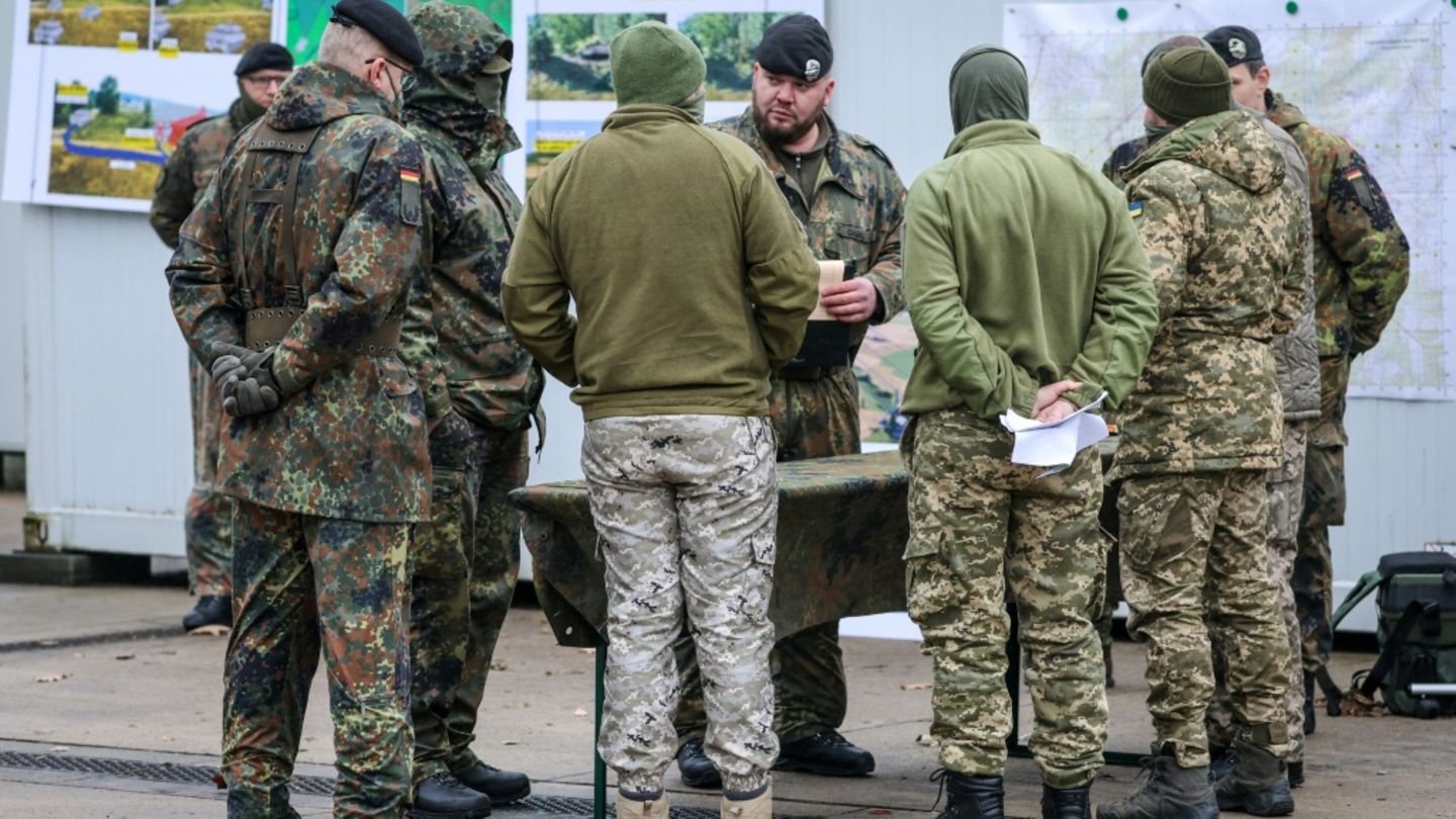 Ukrainische und deutsche Soldaten bei Training