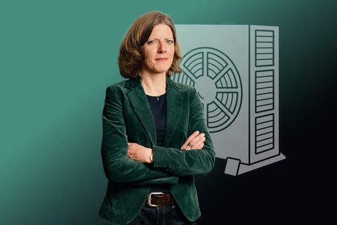 Montage Finanzkolumne mit einer Wärmepumpe im Hintergrund