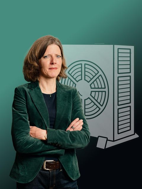 Montage Finanzkolumne mit einer Wärmepumpe im Hintergrund
