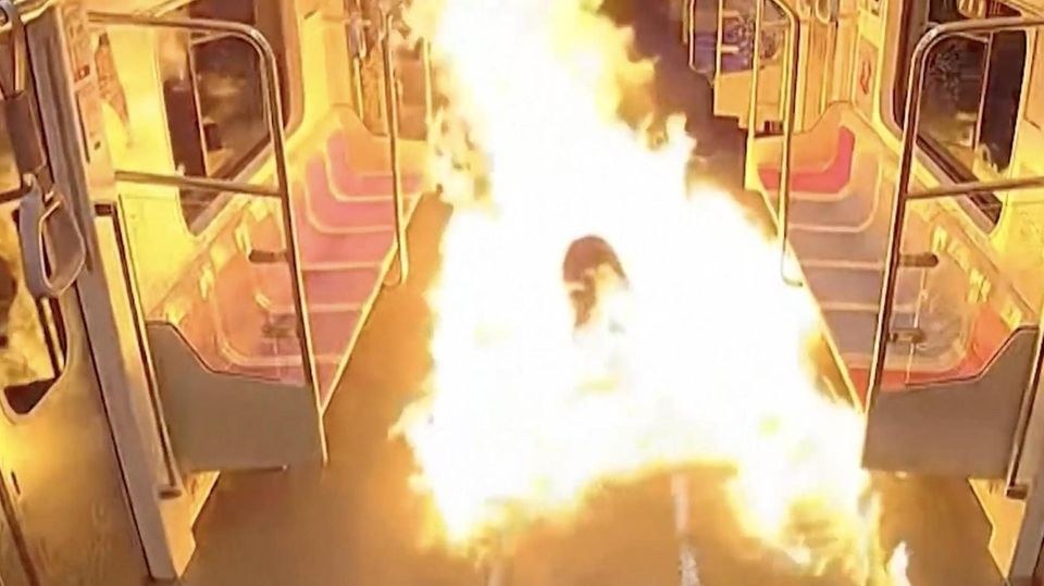 Flammen-Inferno in U-Bahn: Rentner zündet Waggon mit Benzin an Großbrand in einer U-Bahn in Seoul