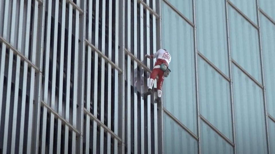 Waghalsige Kletteraktion: Mann steigt ungesichert an Hochhaus hoch Mann steigt ungesichert an Hochhaus hoch