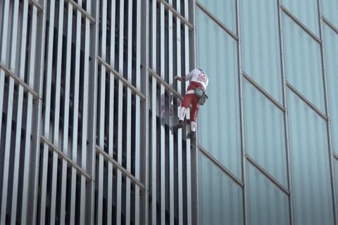 Mann steigt ungesichert an Hochhaus hoch