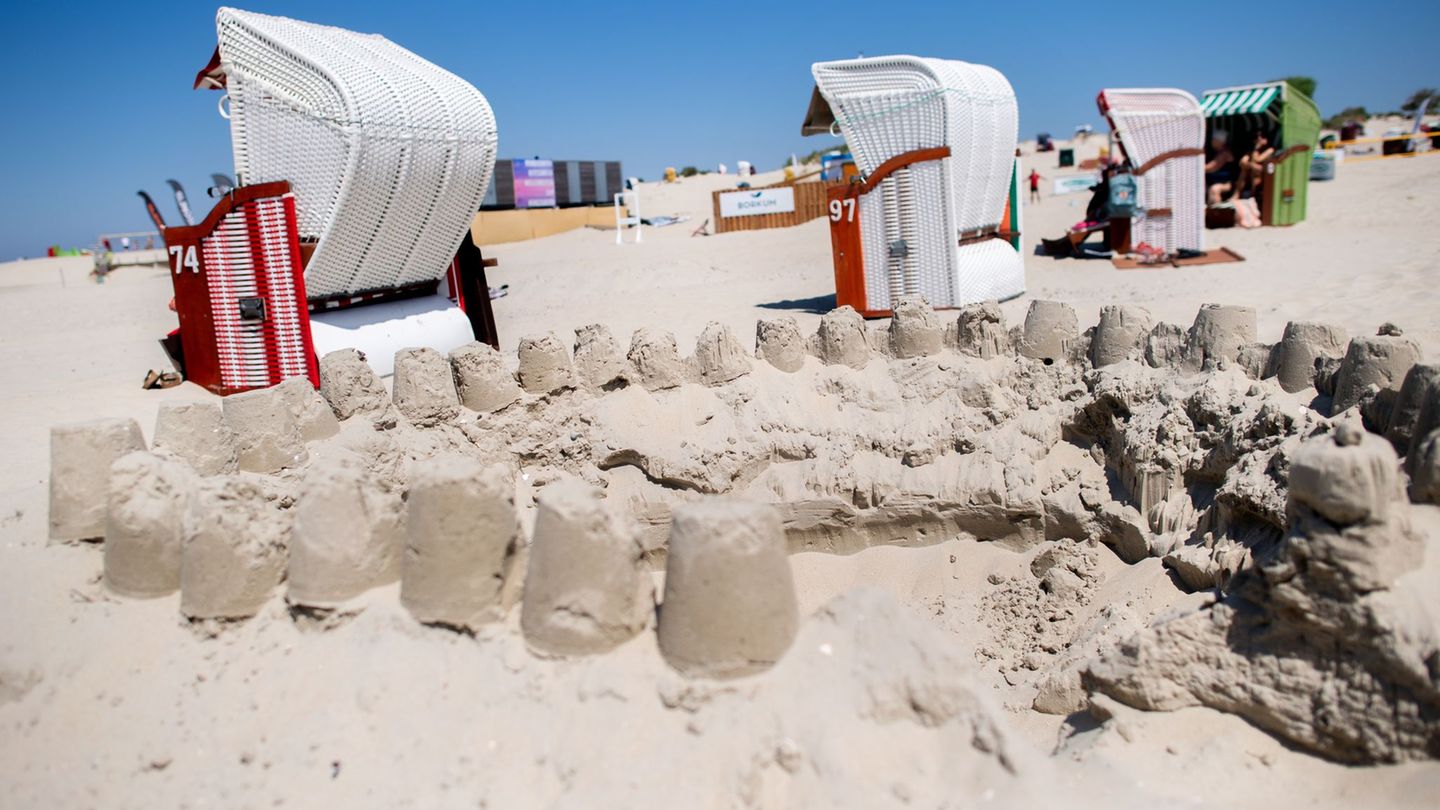 -Es-ist-alles-gut-gegangen-Kinder-buddeln-gef-hrlich-tiefe-L-cher-am-Borkumer-Strand