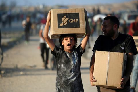 Palästinensischer Junge mit einem Hilfspaket von GHF