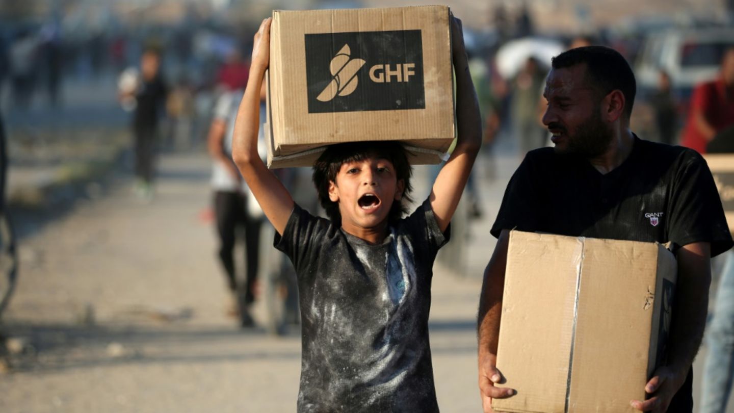 Palästinensischer Junge mit einem Hilfspaket von GHF