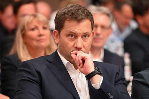SPD-Chef Lars Klingbeil hört einer Rede auf dem Parteitag zu