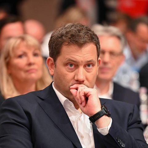 SPD leader Lars Klingbeil lists a speech at the party congress