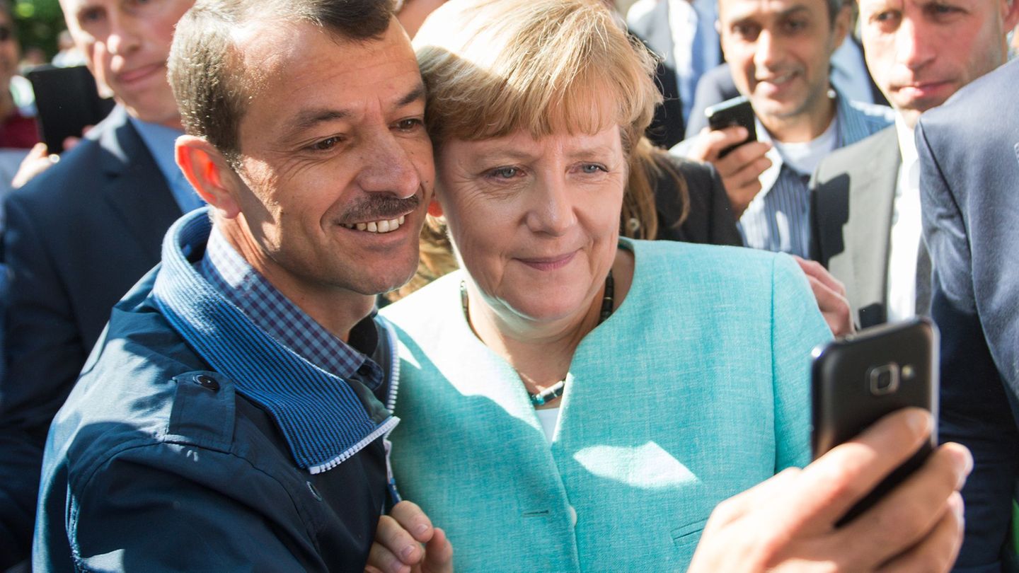 WDR format: Merkel with refugees at the table – ten years after 2015
