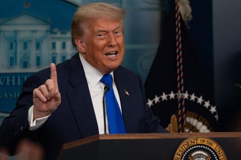 Präsident Donald Trump erhebt bei einer Ansprache in den USA mahnend den rechten Zeigefinger