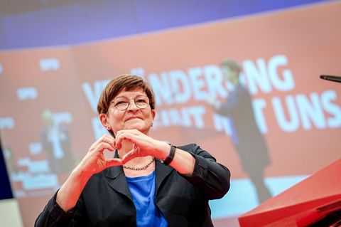 Ein Herz zum Abschied: Saskia Esken, nunmehr Ex-SPD-Parteivorsitzende