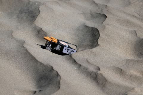 Zigarettenpackung an Strand in Frankreich