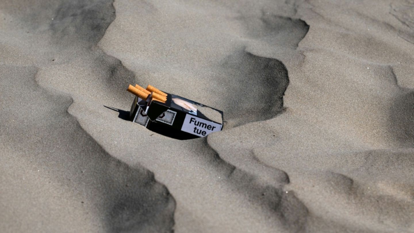 Zigarettenpackung an Strand in Frankreich