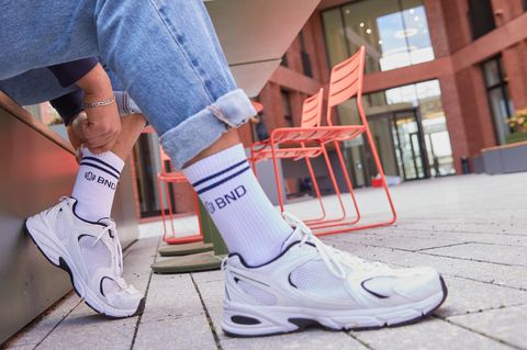 Ein Werbefoto der Tennissocken mit BND-Logo aus dem Onlineshop des Geheimdiensts