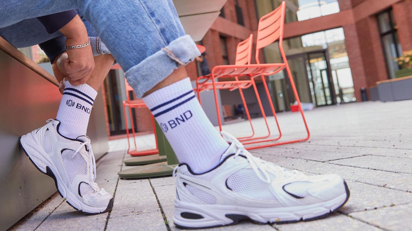 Ein Werbefoto der Tennissocken mit BND-Logo aus dem Onlineshop des Geheimdiensts