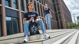 Ein Werbefoto des BND zeigt das T-Shirt, eine Tüte und einen Kaffeebecher