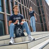 Ein Werbefoto des BND zeigt das T-Shirt, eine Tüte und einen Kaffeebecher