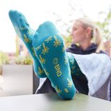 Auf einem Werbefoto streckt eine Person die Socken mit Palmen des BND in die Kamera