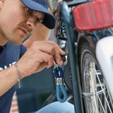 Jemand öffnet ein Fahrradschloss, dabei ist der Schlüsselanhänger mit BND-Logo zu sehen