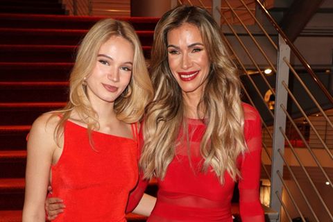 Sam Helmer im Partnerlook mit ihrer Mutter Yasmina Filali