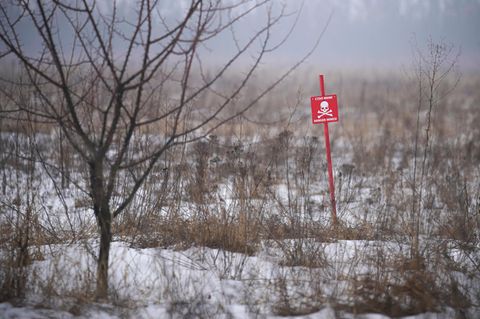 Ein Gefahrenschild warnt vor Minenfeldern im umkämpften Gebiet zwischen der Ukraine und Russland