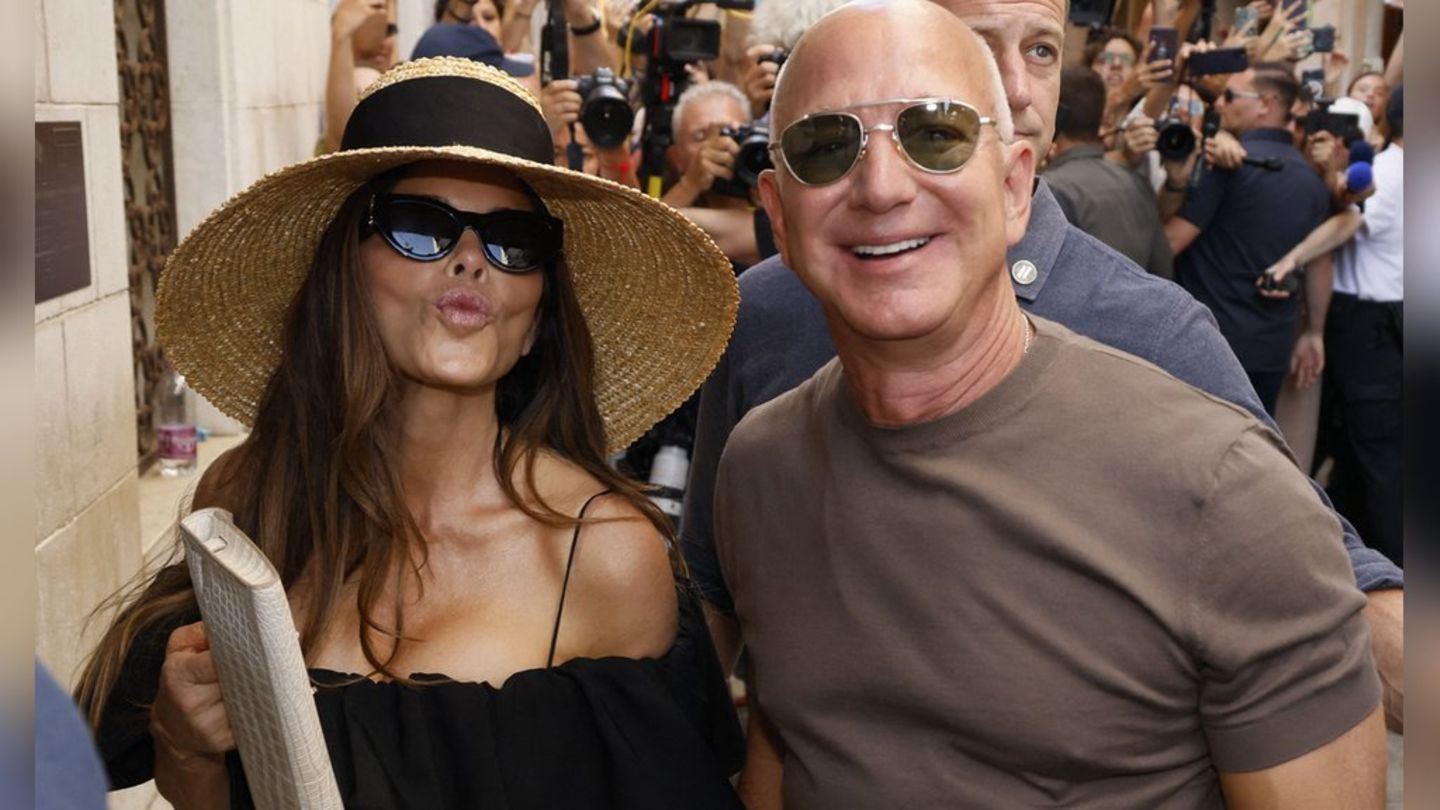 Jeff Bezos and Lauren Sánchez Bezos: First appearance for the newlywed