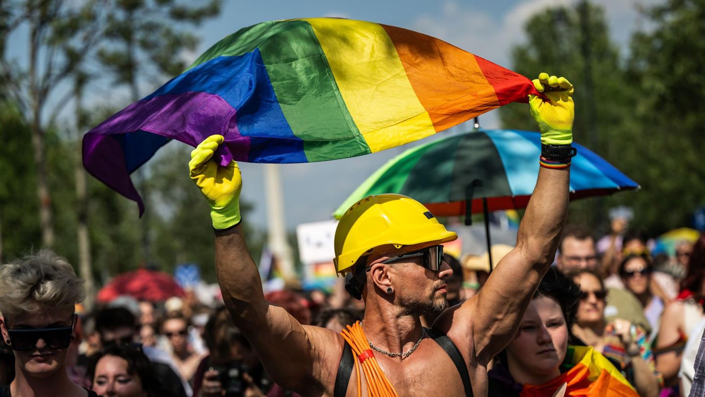 Hungary: CSD in Budapest becomes a large demo against Viktor Orbán