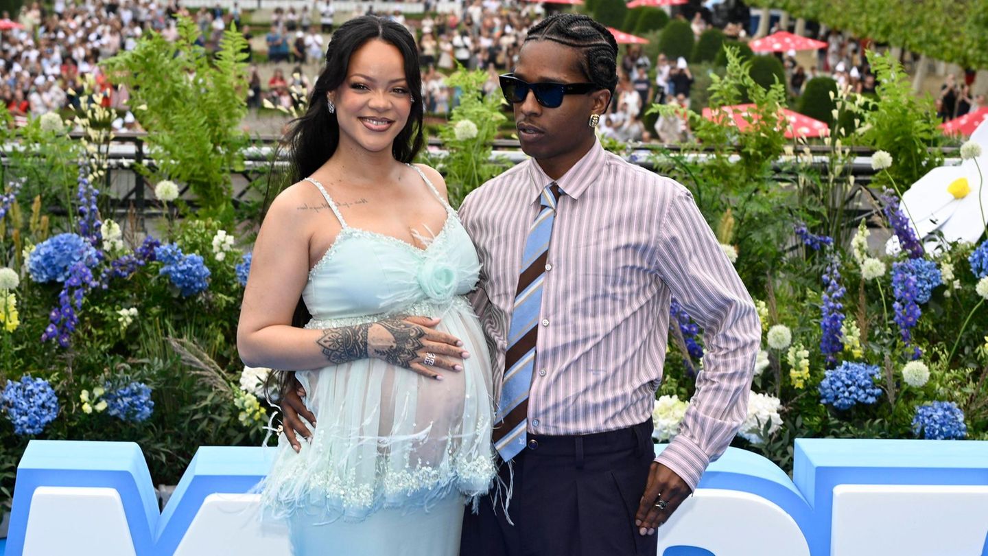 VIP News: Rihanna celebrates the smurfs and presents her baby bump